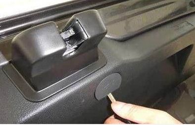 車上隱藏的逃生暗道 拔動開關，關鍵時刻的救命法寶